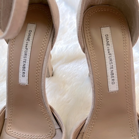 Diane Von Furstenberg nude suede Sofia heels with chain link accents Siz… - Picture 6 of 7